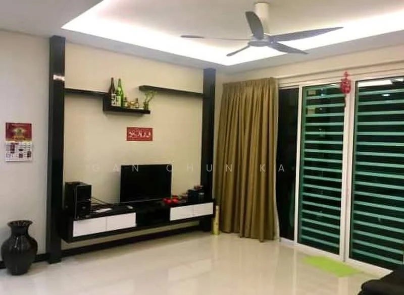 Living features: white painted walls, glossy tile flooring, 5-blade ceiling fan with light, wall-mounted TV, black TV console, white low-profile storage cabinet, decorative shelf with bottles, curtains in beige, sliding glass door, green horizontal blinds; style: modern.