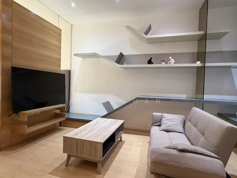 Living features: light wood flooring, wood feature wall, floating shelves, wall-mounted TV, sofa in beige fabric, coffee table in light wood, minimalist decor, ambient lighting; style: modern.