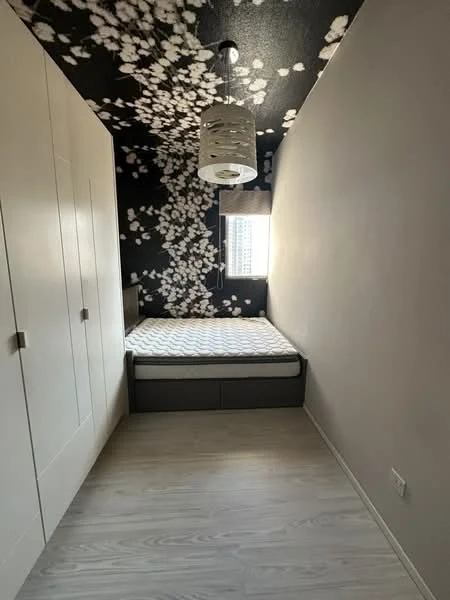 Bedroom features: queen-size bed, white bedding, built-in wardrobe with sliding doors, light-colored wooden flooring, black ceiling with floral pattern, pendant light fixture, window with blinds, wall with floral wallpaper; style: modern.