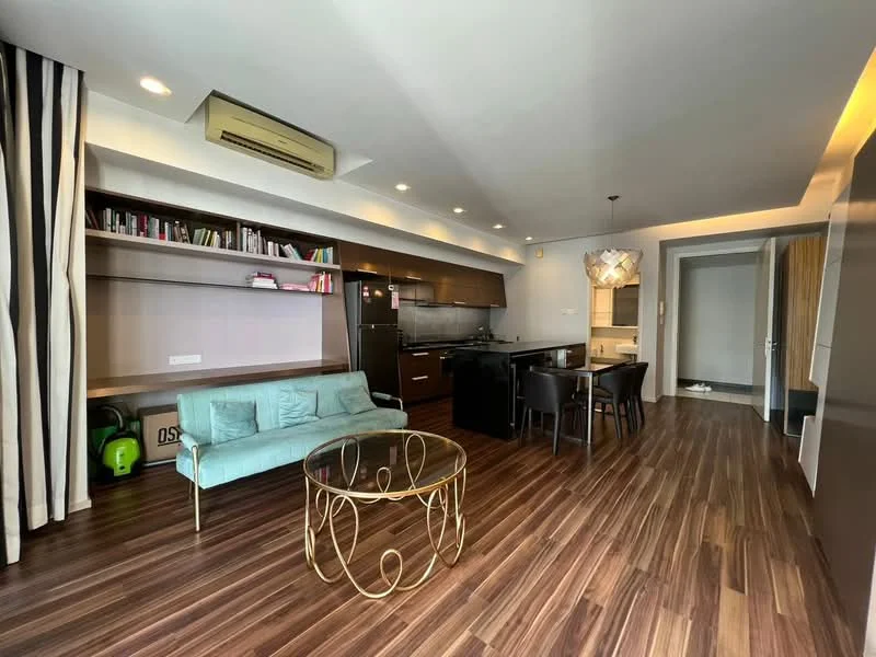 Living features: wooden flooring, recessed ceiling lights, 5-blade ceiling fan, sofa in light blue fabric, glass coffee table with gold frame, black dining table with four chairs, built-in shelving unit, kitchenette with black cabinetry, stainless-steel sink, built-in oven, refrigerator, microwave, open layout, air conditioning unit; style: modern.