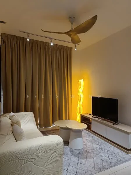 Living features: 3-seater fabric sofa in cream, round coffee table, TV console, wall-mounted TV, floor lamp with warm light, 5-blade ceiling fan with light, curtains in golden color, area rug with geometric pattern, decorative wall, recessed downlights; style: modern.