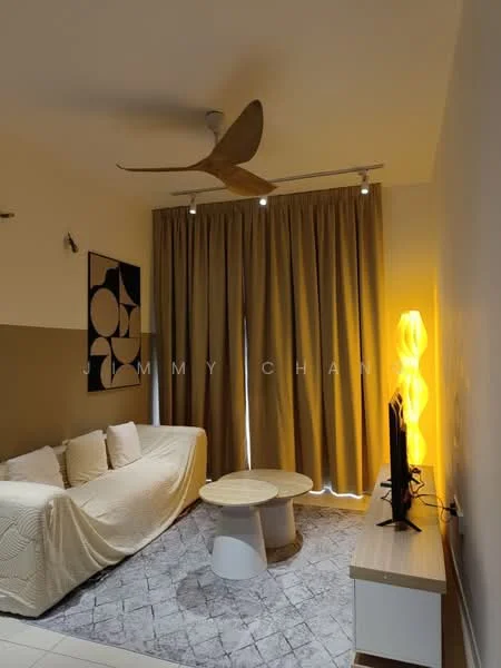 Living features: 3-seater fabric sofa in white, ceiling fan with wooden blades, recessed downlights, floor-to-ceiling curtains in beige, decorative floor lamp with warm light, coffee table in white, area rug with geometric pattern, wall-mounted TV, TV console in light wood, artwork on wall with abstract design; style: modern.