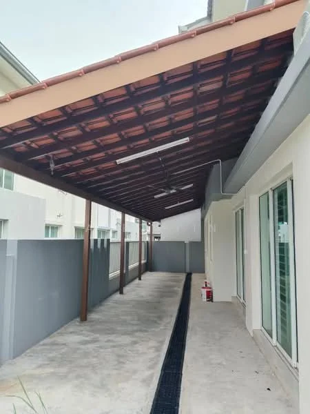 Exterior type: linked terrace house; features: covered walkway with tiled roof, concrete flooring, grey perimeter wall, multiple ceiling fans, side access to the house, large windows on the facade, gutter along the edge of the roof; style: modern.