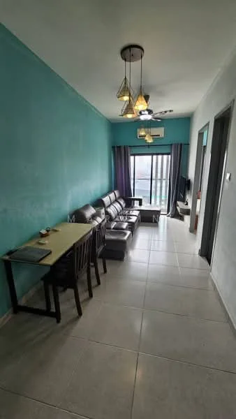 Living features: turquoise painted walls, ceramic tile flooring, 5-blade ceiling fan with light, sofa set in black leather, coffee table, TV console, wall-mounted TV, floor-to-ceiling windows, curtains in grey, dining table with 4 chairs, decorative pendant lights; style: modern.