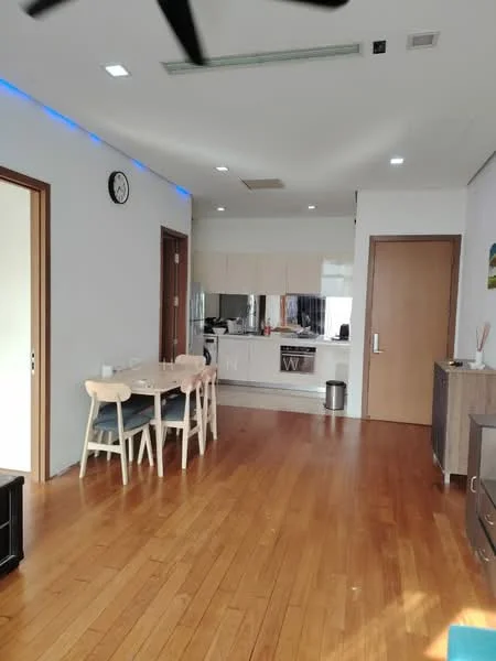 Living features: wooden flooring, white painted walls, recessed downlights, wall clock, dining table with four chairs, kitchen area with cabinets, stainless-steel sink, built-in kitchen appliances, open layout, large windows, ceiling fan; style: modern.