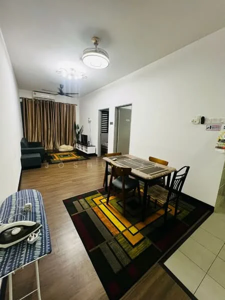 Living features: wooden flooring, white painted walls, 5-blade ceiling fan with light, recessed downlights, sofa in dark green fabric, dining table with 4 chairs, area rug with geometric pattern, TV console, curtains in beige, wall-mounted TV, decorative wall art; style: modern.