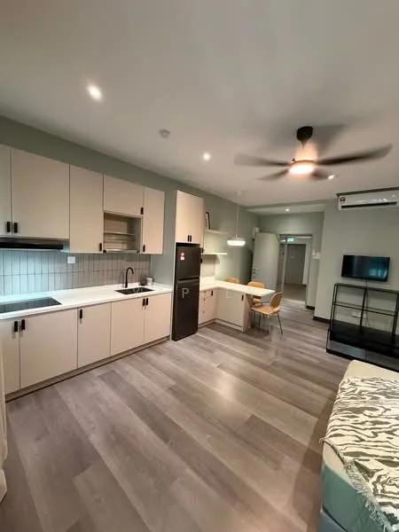 Kitchen features: white shaker cabinets, grey tiled backsplash, stainless-steel single-bowl sink, chrome pull-down faucet, built-in oven, stainless-steel fridge, 4-burner gas hob, pendant light, 5-blade ceiling fan with light, laminate flooring, open shelving, dining table with yellow chair; style: modern.