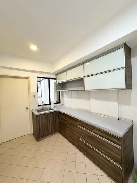 Kitchen features: laminate cabinetry in dark wood, white upper cabinets with glass fronts, grey laminate countertop, single-bowl stainless-steel sink, chrome pull-down faucet, tile backsplash, tile flooring in beige, built-in shelving, window for natural light; style: modern.