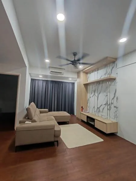 Living features: 3-seater fabric sofa in beige, ceiling fan with light, wall-mounted TV console, light wood cabinetry, marble accent wall, dark wood flooring, area rug, floor-to-ceiling curtains in dark grey, recessed downlights; style: modern.