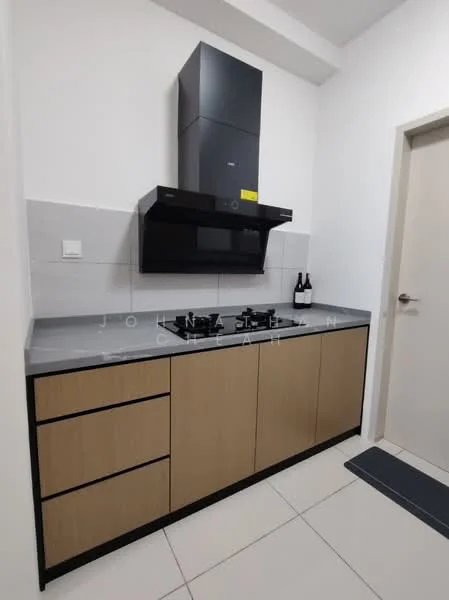 Kitchen features: black countertop, wood cabinetry with light finish, built-in gas hob, black range hood, white tiled backsplash, white walls, ceramic tile flooring, two bottles on countertop; style: modern.