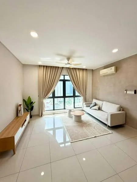 Living features: white walls, grey accent wall, polished ceramic tile flooring, 5-blade ceiling fan with light, floor-to-ceiling windows, sheer curtains, sofa in white fabric, coffee table, TV console in wood, area rug with geometric pattern, indoor plant in ceramic pot, wall-mounted air conditioning unit; style: modern; view: city.