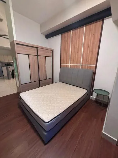 Bedroom features: queen-size bed, upholstered headboard, wooden wardrobe with sliding doors, wood panel accent wall, laminate flooring, nightstand, table lamp, ceiling fan; style: modern.