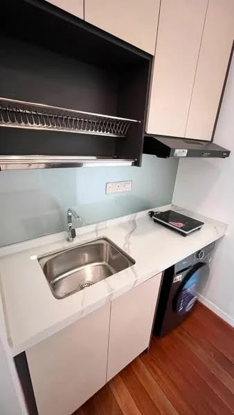 Kitchen features: single-bowl stainless-steel sink, chrome pull-down faucet, white quartz countertop, built-in induction cooktop, black cabinetry, open shelving above countertop, washing machine, wooden flooring; style: modern.