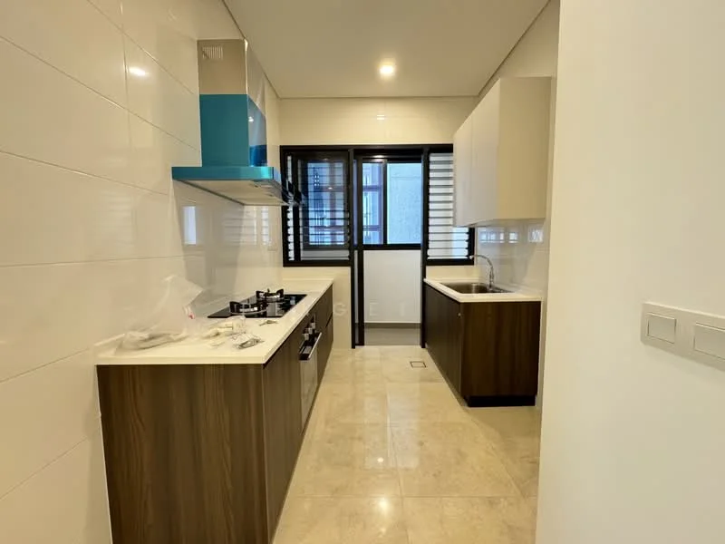 Kitchen features: white tiled walls, light beige marble flooring, blue glass backsplash, white upper cabinets, brown lower cabinets, stainless-steel gas hob, stainless-steel range hood, single-bowl stainless-steel sink, chrome pull-down faucet, window with horizontal slats, countertop with overhang for seating, built-in oven; style: modern.