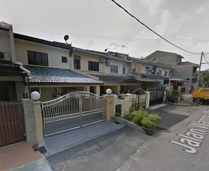 Exterior type: linked terrace house; features: two-storey linked terrace houses, metal gate with decorative elements, paved driveway, manicured front garden, visible air conditioning units, roof overhang, street view with road name visible, various exterior wall colors, balconies on upper floors; style: modern.