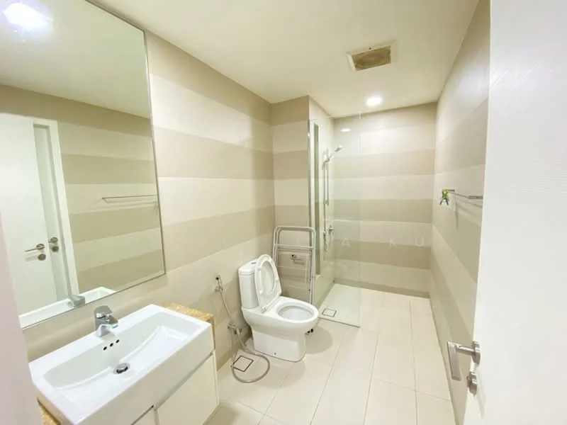 Bathroom features: white ceramic sink, chrome basin mixer faucet, large wall-mounted mirror, white toilet, walk-in shower with glass enclosure, tile flooring, beige striped wall tiles, towel rack, showerhead, glass shower door; style: modern.