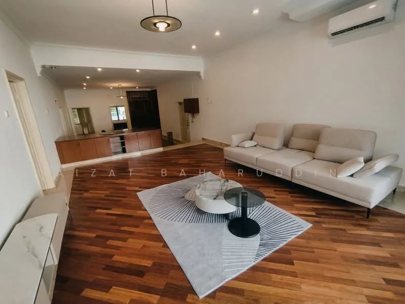 Living features: wood flooring, recessed downlights, ceiling fan, 3-seater fabric sofa in light grey, coffee table with black base, area rug with geometric pattern, wall-mounted TV, entertainment unit, large windows, air conditioning unit; style: modern.