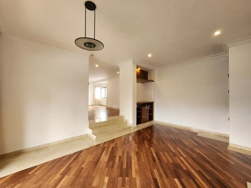 Living features: wood flooring, recessed downlights, pendant light, white painted walls, open layout, corner windows, built-in cabinetry, step-up area; style: modern.