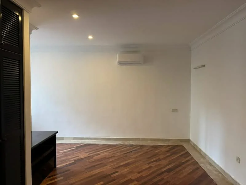Living features: white painted walls, wood flooring, recessed downlights, 1 wall-mounted split AC, crown moulding, baseboards, light switch, TV console, open space layout; style: modern.
