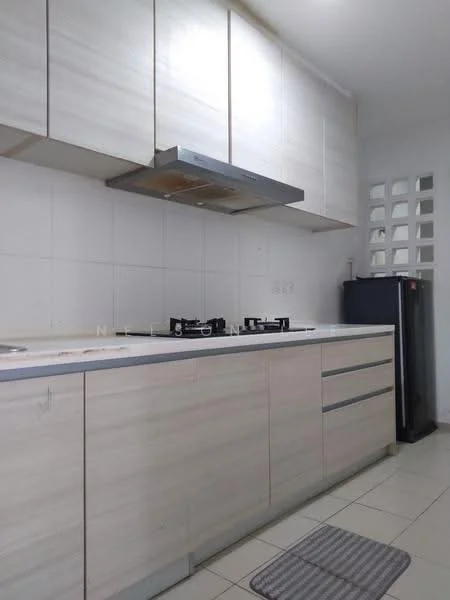 Kitchen features: light wood cabinetry, stainless-steel range hood, 4-burner gas hob, white tiled backsplash, grey countertop, built-in refrigerator, ceramic tile flooring, under-cabinet lighting, kitchen mat; style: modern.