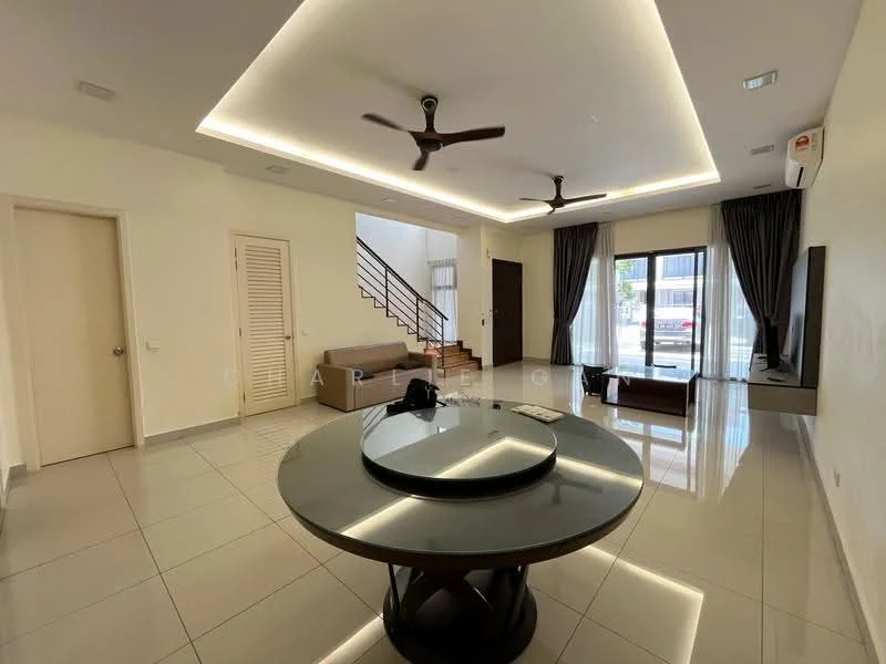 Living features: white painted walls, glossy tile flooring, tray ceiling with recessed lighting, 5-blade ceiling fan, large windows with sheer curtains, sliding glass door, TV console, wall-mounted TV, round dining table with grey top, sofa in beige fabric, decorative wall panel, air conditioning unit; style: modern.