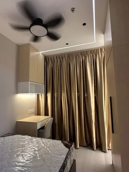 Bedroom features: queen-size bed with mattress, wooden headboard, built-in wardrobe with sliding doors, desk with drawer, 5-blade ceiling fan with light, curtains in gold color, recessed lighting, light-colored wall panels, laminate flooring; style: modern.