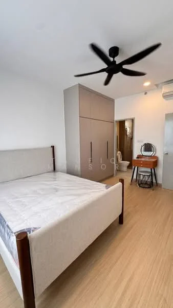 Bedroom features: queen-size bed, upholstered headboard, wooden flooring, 5-blade ceiling fan, built-in wardrobe with sliding doors, dressing table with mirror, wall-mounted air conditioning unit, neutral painted walls; style: modern.