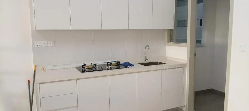 Kitchen features: white cabinetry, laminate countertop, single-bowl stainless-steel sink, chrome pull-down faucet, 4-burner gas hob, tile backsplash, wall-mounted cabinets, grey floor tiles; style: modern.