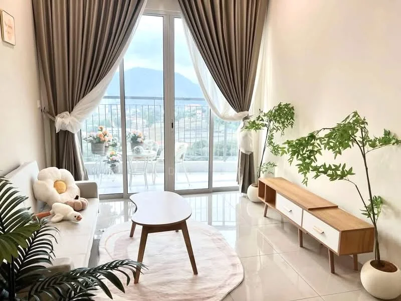 Living features: sofa in light grey fabric, round coffee table in wood, area rug in light color, floor-to-ceiling windows, curtains in light fabric, decorative plants, wooden console table with drawers, wall-mounted artwork, decorative pillow with flower design; style: modern; view: mountain.