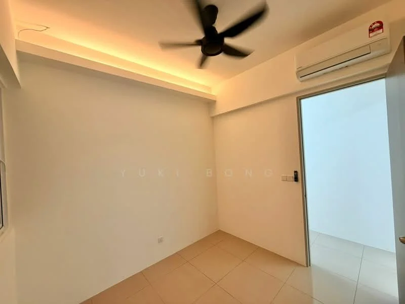 Room features: white painted walls, ceiling with recessed lighting, 5-blade ceiling fan, wall-mounted split AC, tile flooring.