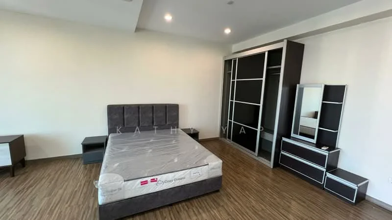 Bedroom features: queen-size bed with mattress, upholstered headboard in grey, built-in wardrobe with sliding doors, nightstand in dark wood, dressing table with mirror, laminate flooring, recessed downlights, white painted walls, large window with natural light; style: modern.