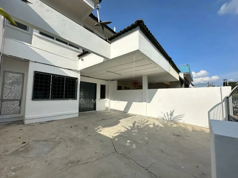 Exterior type: semi-detached house; features: white painted facade, flat roof, concrete flooring, outdoor terrace area, surrounded by walls, clear blue sky, sunlight casting shadows, no visible landscaping; style: modern.