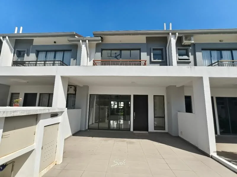 Exterior type: linked terrace house; features: white painted facade, flat roof, two-storey, balcony on upper level, large glass windows, main entrance with double doors, paved walkway, outdoor space in front, manicured landscaping, clear blue sky; style: modern.
