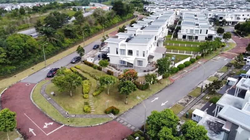 Exterior type: linked terrace house; features: manicured lawn, mature trees, paved driveway, surrounded by greenery, multiple car parking spaces, cul-de-sac layout, modern architectural design, two-storey houses, front yard landscaping; style: modern.