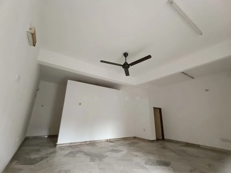Room features: white painted walls, marble flooring, tray ceiling, ceiling fan, recessed downlights.