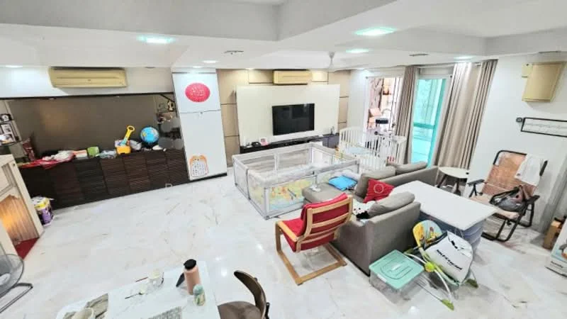 Living features: marble tile flooring, white painted walls, recessed downlights, wall-mounted TV, sofa in grey fabric, coffee table, dining table, children's playpen, air conditioning unit, curtains, decorative wall unit, ceiling fan; style: modern.