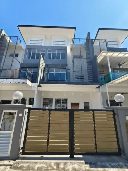 Exterior type: linked terrace house; features: grey painted facade, white painted facade, recessed balconies, horizontal wooden slats on gate, glass railings on balconies, multiple storeys, large windows, modern architectural design; style: modern.