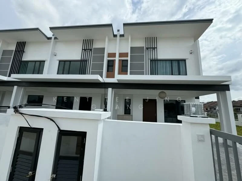 Exterior type: linked terrace house; features: white painted facade, glass windows, horizontal and vertical fins, flat roof, two-storey structure, manicured lawn, paved walkway, modern architectural design; style: modern.