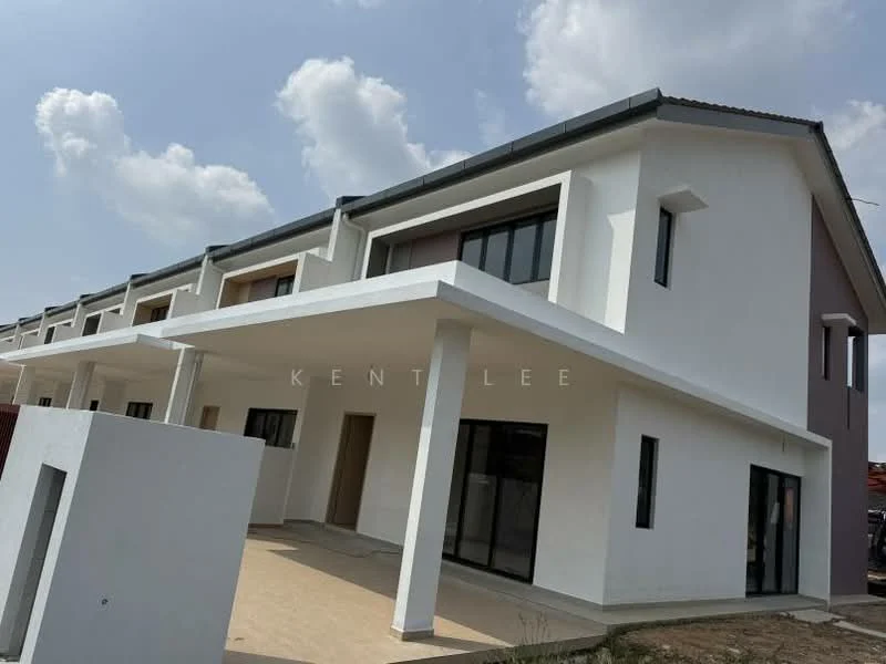 Exterior type: linked terrace house; features: white painted facade, flat roof, two-storey structure, large windows, covered porch, concrete flooring, minimalist design, surrounded by open space; style: modern.