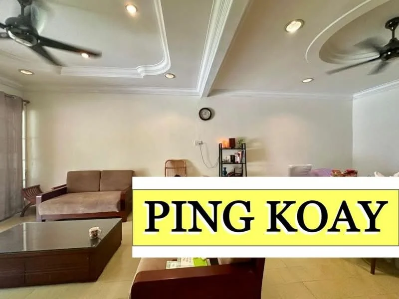 Living features: cream painted walls, tray ceiling, 2 ceiling fans, recessed downlights, laminate flooring, brown fabric sofa, wooden coffee table, wooden side table, wall-mounted clock, open shelving unit, curtains, area rug; style: modern.