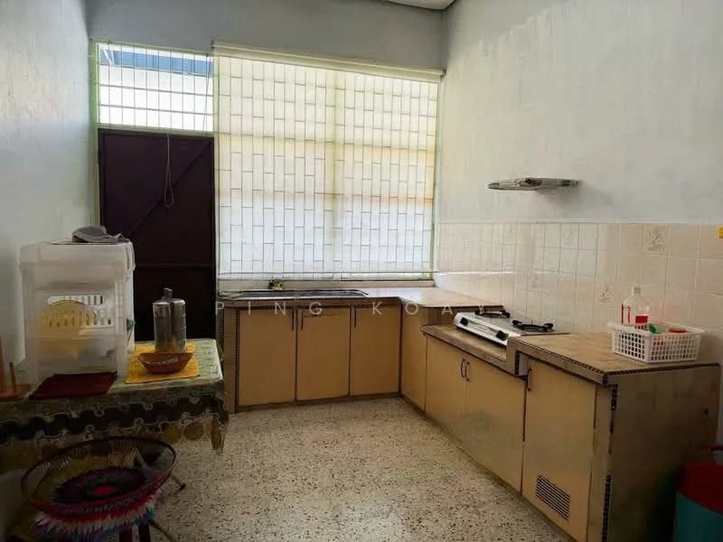 Kitchen features: single-bowl stainless-steel sink, chrome pull-down faucet, laminate countertop, wood cabinetry with beige finish, built-in gas hob, wall-mounted shelf, tile backsplash, window with grid pattern, flooring with speckled design, open space layout.