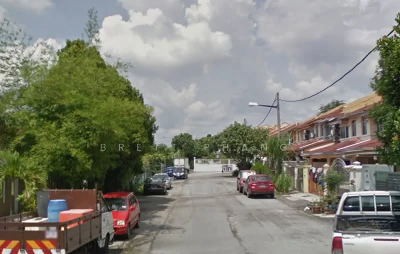 Exterior type: linked terrace house; features: residential street view, two-storey linked terrace houses, paved road, greenery along the street, parked cars, utility poles, cloudy sky; style: modern.