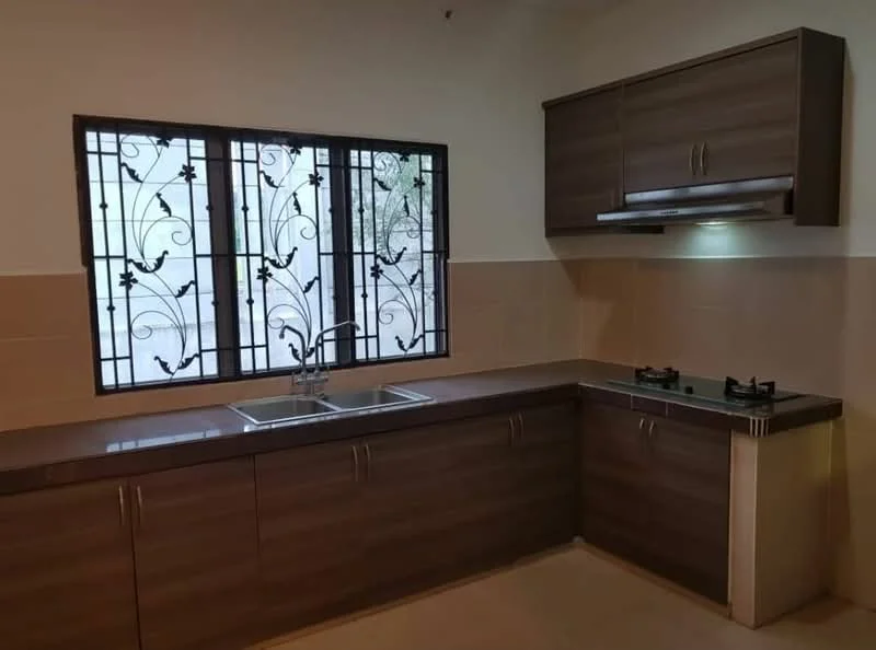 Kitchen features: brown wooden cabinetry, stainless-steel sink, chrome faucet, granite countertop, built-in gas hob, exhaust hood, cream tiled backsplash, cream tiled walls, floor tiles, window with decorative iron grille; style: modern.