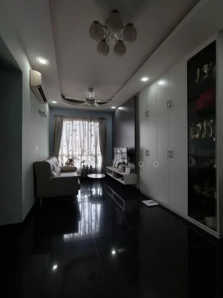 Living features: sofa in light beige, coffee table, TV console, wall-mounted TV, built-in cabinets with glass doors, black glossy tile flooring, recessed downlights, 5-blade ceiling fan, curtains, decorative items in cabinets, large window with natural light; style: modern.