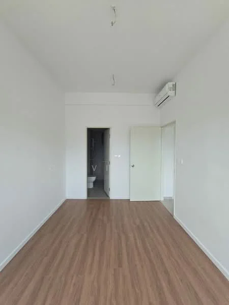 Room features: white painted walls, laminate flooring, 1 wall-mounted split AC, door leading to bathroom, door leading to hallway, high ceiling, no visible furniture; style: minimalist.