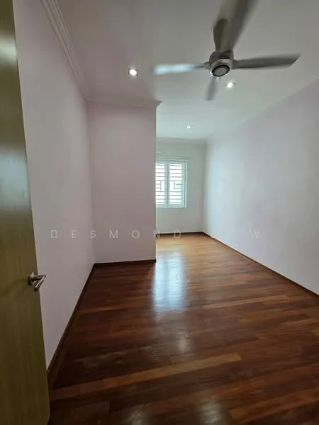 Room features: light pink painted walls, wooden flooring, 5-blade ceiling fan, recessed downlights, window with horizontal slats, door with metal handle; style: modern.
