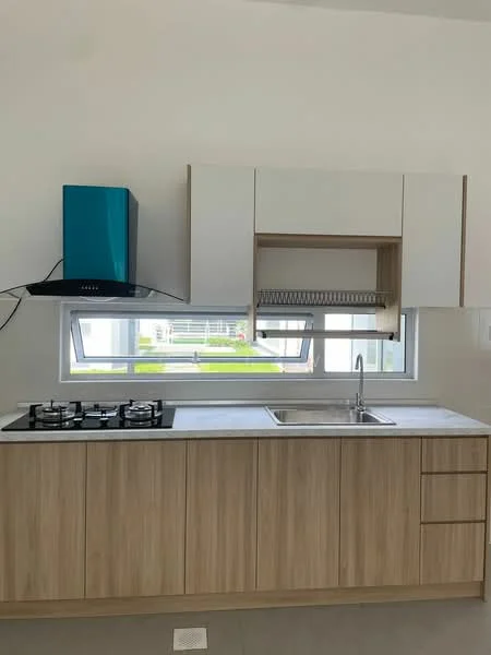 Kitchen features: light wood cabinetry, white upper cabinets, stainless-steel sink, chrome pull-down faucet, built-in gas hob with 3 burners, blue range hood, white countertop, window above sink, grey tiled flooring; style: modern; view: garden.