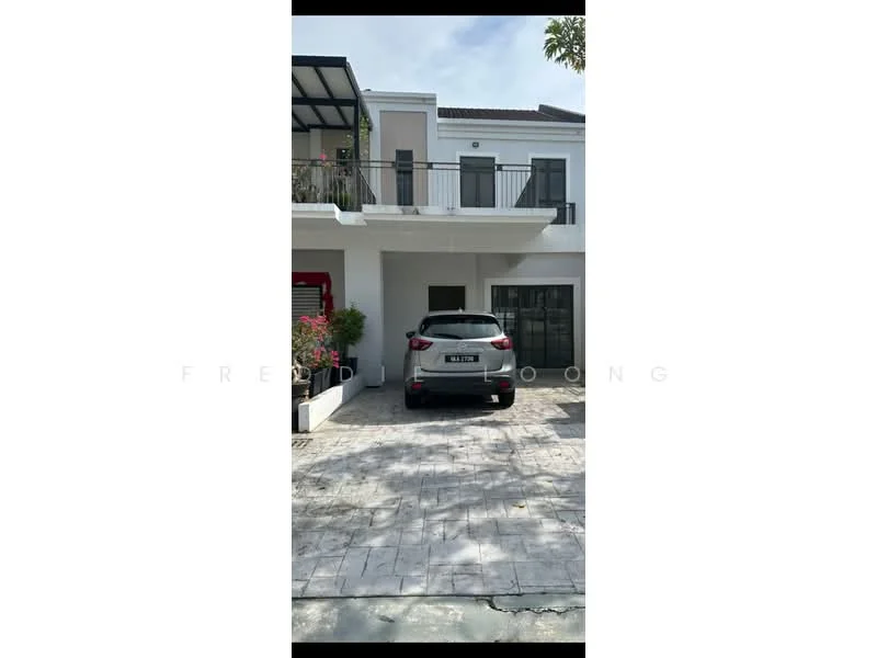 Exterior type: linked terrace house; features: two-storey building, grey painted facade, balcony with railing on the upper floor, paved driveway, car porch with space for one vehicle, manicured front garden, front entrance with door, large windows on both floors, modern architectural design; style: modern.