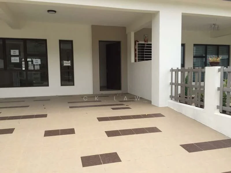 Exterior type: linked terrace house; features: tiled flooring with contrasting patterns, covered porch area, white painted facade, large windows, fenced garden area, entrance with sliding door, manicured landscaping, outdoor lighting fixtures; style: modern.