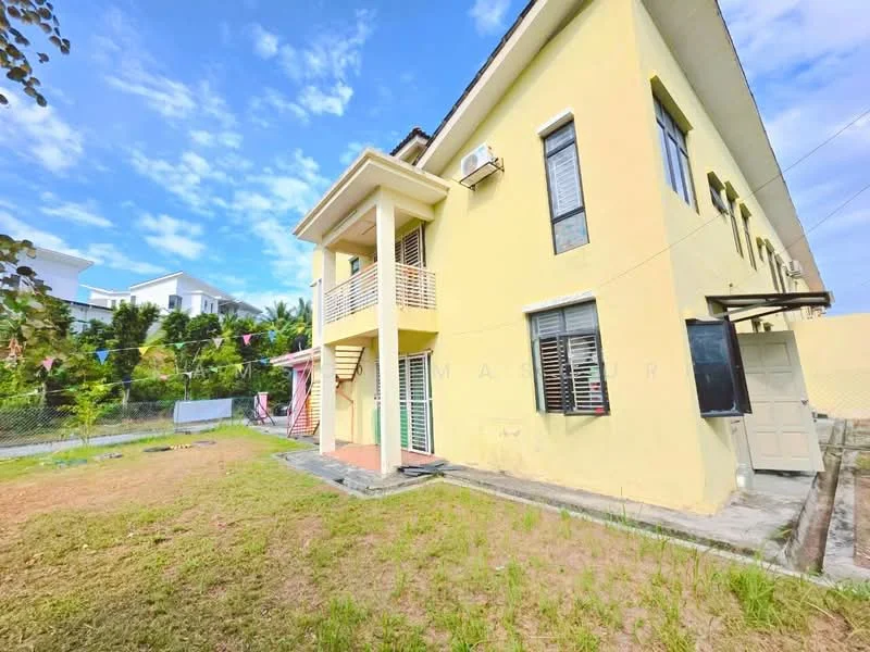 Exterior type: detached bungalow; features: yellow painted facade, two-storey building, staircase leading to upper floor, air conditioning unit visible, manicured lawn, fenced yard, laundry area with clothesline, concrete pathway, garden area, windows with horizontal slats; style: modern.